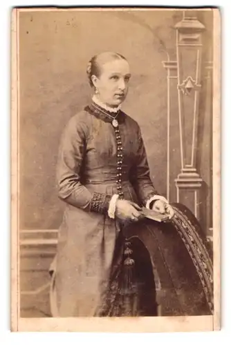 Fotografie F. Henning, Plön, Junge Dame im Kleid mit Medaillon