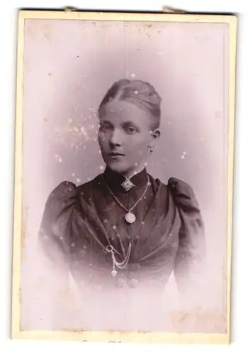 Fotografie H. Pickenpack, Kiel, Knooperweg 110, Junge Dame mit Kragenbrosche und Medaillon