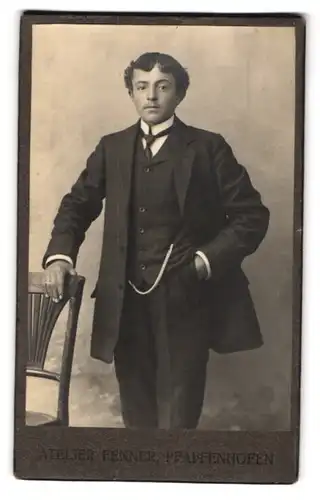 Fotografie Heinrich Fenner, Pfaffenhofen a. Ilm, Bahnhofstr., Junger Herr im Anzug mit Krawatte