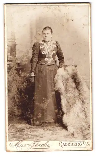 Fotografie Max Türcke, Radeberg i /S., Langestrasse 1, Bürgerliche Dame in modischer Kleidung