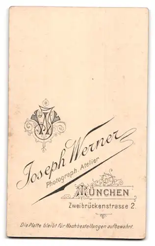 Fotografie Joseph Werner, München, Zweibrückenstr. 2, Junge Dame mit Kragenbrosche und Kreuzkette