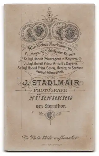 Fotografie J. Stadlmair, Nürnberg, Ältere Dame in zeitgenössischer Kleidung