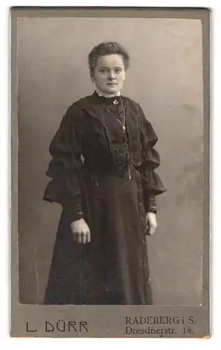 Fotografie Leopold Dürr, Radeberg, Dresdnerstr. 18, Junge Dame im modischen Kleid
