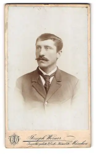 Fotografie Joseph Werner, München, Isartorplatz 2 Ecke Kanalstr., Modisch gekleideter Herr mit Moustache