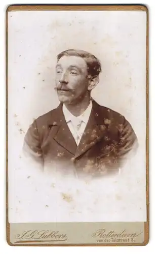 Fotografie J. G. Lubbers, Rotterdam, van der Takstraat 8, Charmanter Herr im Anzug mit Moustache