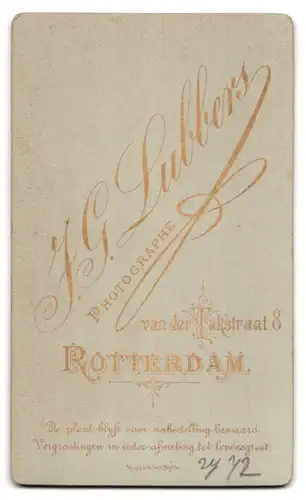 Fotografie J. G. Lubbers, Rotterdam, van der Takstraat 8, Charmanter Herr im Anzug mit Moustache