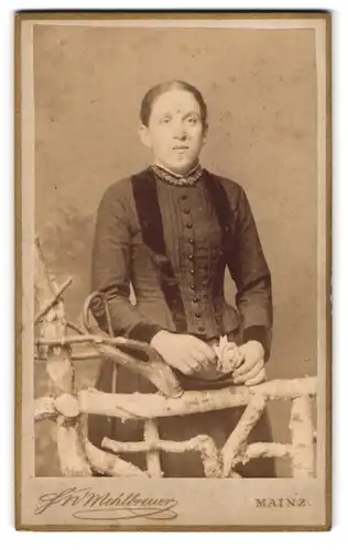 Fotografie F. W. Mehlbreuer, Mainz, Augustinerstr. 21, Junge Dame in modischer Kleidung mit Blume