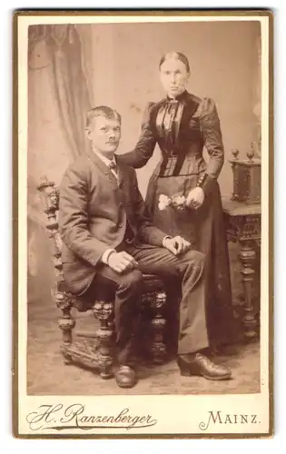 Fotografie H. Ranzenberger, Mainz, Stadthausstr. 4, Junges Paar in modischer Kleidung