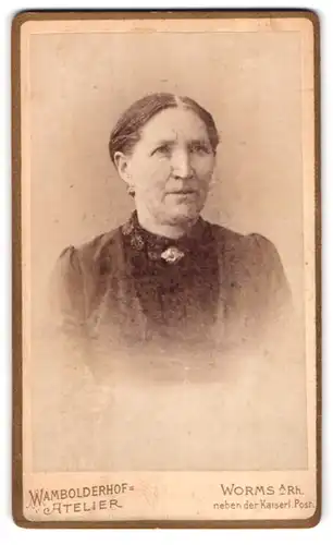 Fotografie F. Winguth, Worms a. Rhein, Kämmererstr. 48, Ältere Dame mit Kragenbrosche