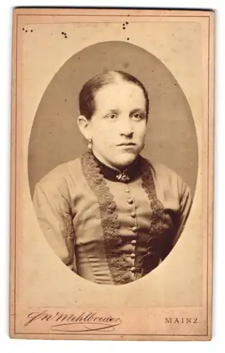 Fotografie F. W. Mehlbreuer, Mainz, Augustinerstr. 21, Junge Dame mit zurückgebundenem Haar