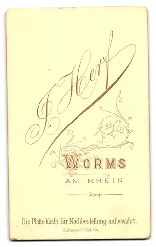 Fotografie J. Herf, Worms am Rhein, Lutherplatz, Junge Dame in zeitgenössischer Kleidung