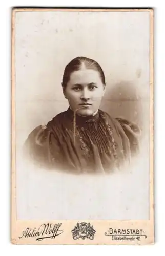 Fotografie Atelier Wolff, Darmstadt, Elisabethenstr. 42, Junge Dame mit zurückgebundenem Haar