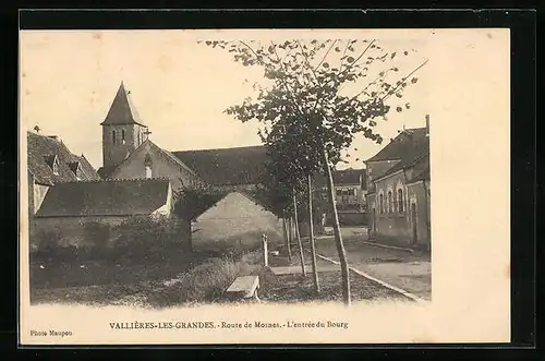 AK Vallières-les-Grandes, Route de Mosnes, L`entrée du Bourg