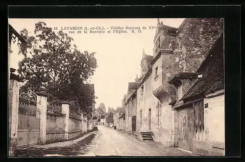 AK Lavardin, Vieilles Maisons du XVe s. rue de la Barrière et l`Eglise