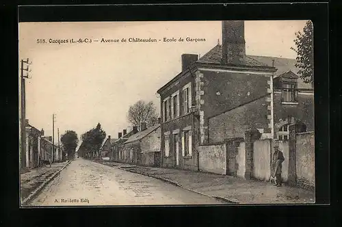 AK Oucques-la-Joyeuse, Avenue de Chateaudun - Ecole de Garcons