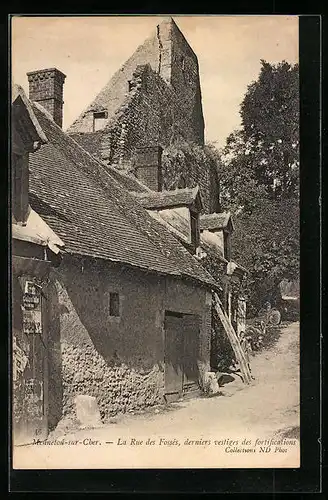 AK Mennetou-sur-Cher, La Rue des Fosses, derniers vestiges des fortifications