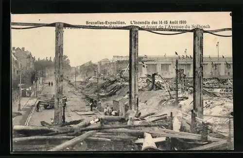 AK Bruxelles, Exposition, L`Incendie 1910, Les ruines du Palais de l`Alimentation et front de l`Avenue du Solbosch