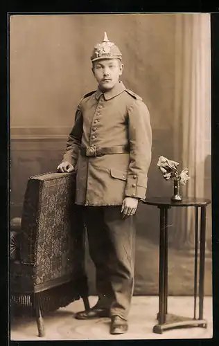 Foto-AK Soldat in Uniform mit Pickelhaube, Uniformfoto
