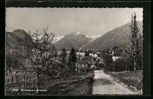 AK Brusino-Arsizio, Strasse in den Ort mit See und Bergen