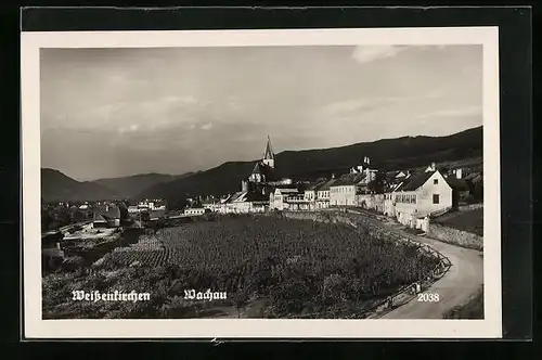 AK Weissenkirchen i. d. Wachau, Feldweg zur Kirche führend