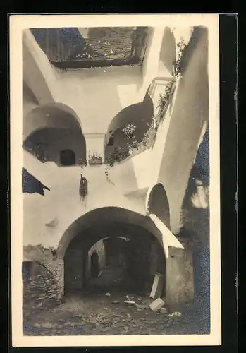 AK Weissenkirchen /Wachau, Hof mit Balkonen