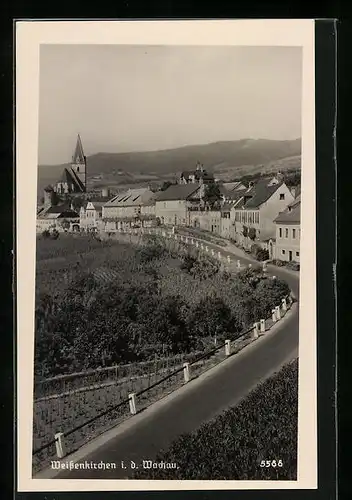 AK Weissenkirchen /Wachau, Strassenpartie gegen Kirche