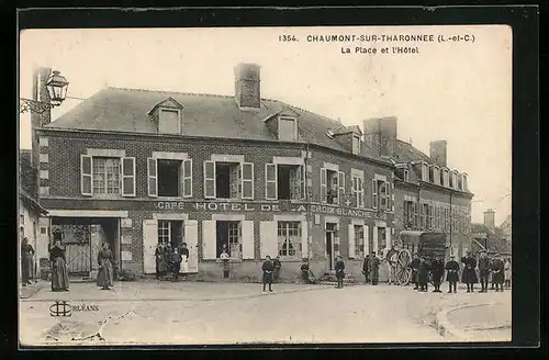 AK Chaumont-sur-Tharonnee, La Place et l`Hotel