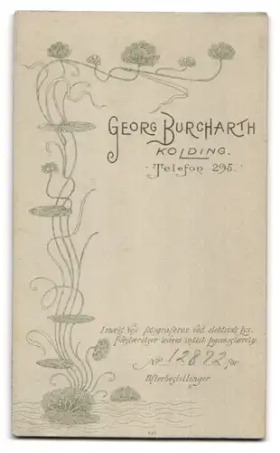 Fotografie Georg Burcharth, Kolding, Portrait brünette Schönheit im Kleid an einem Hocker stehend