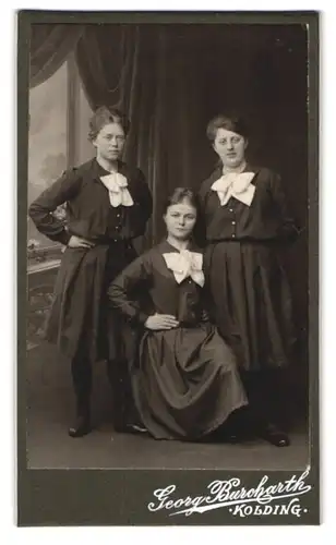 Fotografie Georg Burcharth, Kolding, Portrait drei bildschöne junge Frauen in eleganten Kleidern mit Schleifen am Kragen
