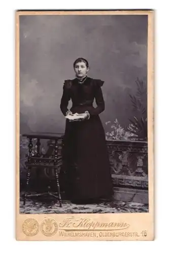Fotografie Fr. Kloppmann, Wilhelmshaven, Oldenburgerstr. 16, Portrait bildschönes Fräulein im prachtvollen Kleid