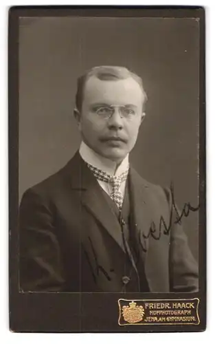 Fotografie Friedr. Haack, Jena, Am Gymnasium, Portrait stattlicher Herr mit Zwicker im Jackett