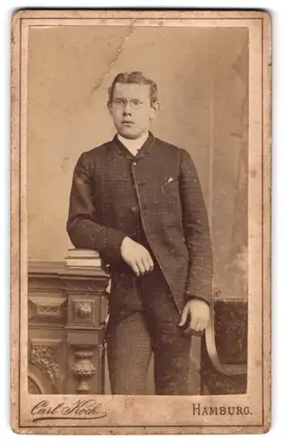 Fotografie Carl Koch, Hamburg, Neuerwall 30, Portrait junger charmanter Mann mit Zwicker im Anzug