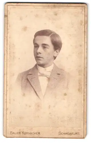 Fotografie Bauer-Kornacher, Schweinfurt, Hellergasse 9, Portrait Portrait junger Mann mit Fliege im Jackett