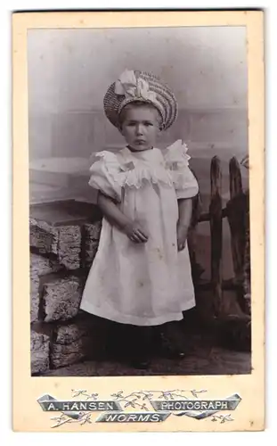 Fotografie A. Hansen, Worms a. Rh., Hagenstr. 26, Portrait süsses kleines Mädchen mit interessantem Hut