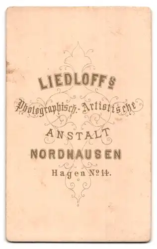 Fotografie Liedloff, Nordhausen, Hagen 14, Portrait blondes süsses Mädchen im hübschen gerüschten Kleidchen