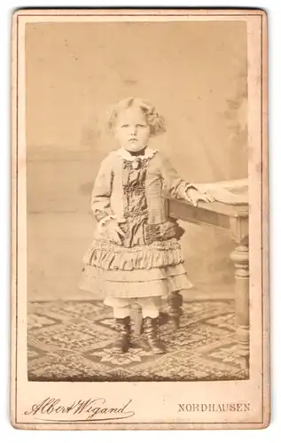 Fotografie Albert Wigand, Nordhausen, Morgenröthe 13, Portrait süsses blondes Mädchen im elegant gerüschten Kleidchen