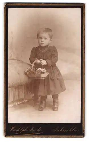 Fotografie Rudolph Arndt, Aschersleben, Wilhelmstr. 1, Portrait kleines hübsches Mädchen mit Blumenkörbchen
