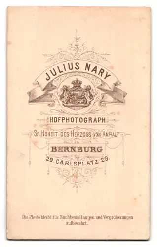 Fotografie Julius Nary, Bernburg, Carlsplatz 29, Portrait bildhübsches Kleinkind mit Hut