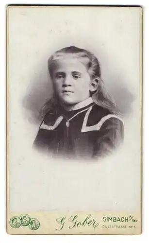 Fotografie G. Gober, Simbach a. Inn., Dultstr. 1, Portrait bildschönes blondes Mädchen im Matrosenkleidchen