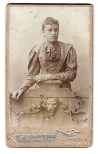 Fotografie J. Reichling, Augsburg, Hintere Uferstr. 3, Portrait Elise Schnepfer im Kleid am Geländer stehend