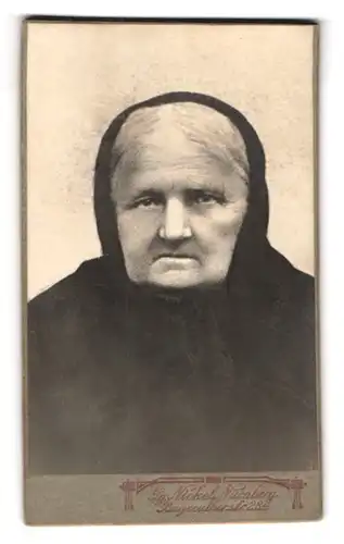 Fotografie Gg. Nickel, Nürnberg, Bayreutherstr. 28a, Portrait betagte Dame mit Kopftuch