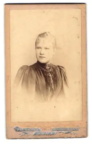Fotografie Fr. Haack, Jena, Portrait blondes hübsches Fräulein mit Brosche und Halskette