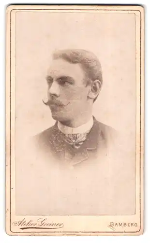 Fotografie Ateluer Greiner, Bamberg, Hainstr. 2, Portrait junger charmanter Mann mit Schnurrbart