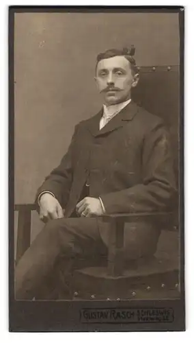 Fotografie Gustav Rasch, Schleswig, Stadtweg 32, Portrait stattlicher junger Mann mit Schnurrbart im eleganten Anzug