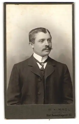 Fotografie M. Kimmel, Nürnberg, Hint. Beckschlagerstr. 16, Portrait junger Mann mit Schnurrbart im Jackett