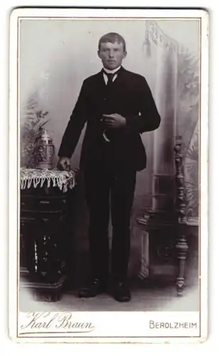 Fotografie Karl Braun, Berolzheim, Portrait charmanter junger Mann im eleganten Anzug