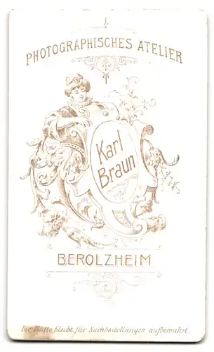 Fotografie Karl Braun, Berolzheim, Portrait charmanter junger Mann im eleganten Anzug