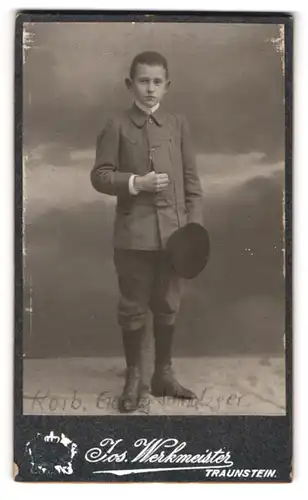 Fotografie Jos. Werkmeister, Traunstein, Ludwigstr. 14, Portrait frecher Bube hält seine Mütze in der Hand