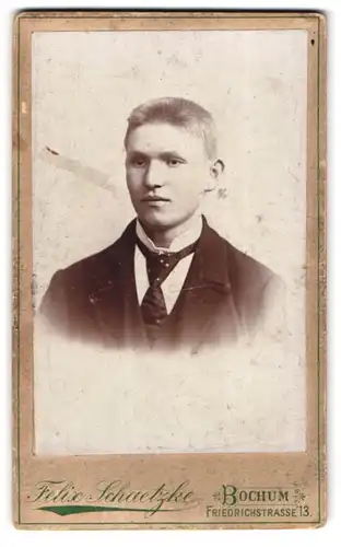 Fotografie Felix Schaetzke, Bochum, Friedrichstr. 13, Portrait blonder junger Mann mit Krawatte im Jackett