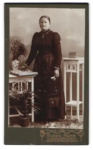 Fotografie Eugen Höhn, Gunzenhausen, Portrait schöne junge Frau im prachtvollen Kleid und Blume in der Hand